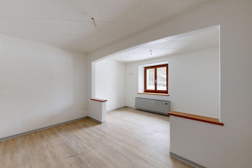 leerer raum mit gipskartonwand, drywall, holzfußboden, wood finish floor, und natürliches licht