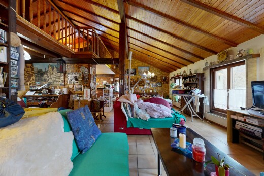 wohnzimmer mit inside property, fernseher, fliesenboden, tile floor, und balkendecke