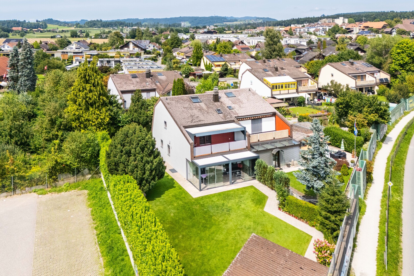 façade avec residential view, vue résidentielle, et terrasse