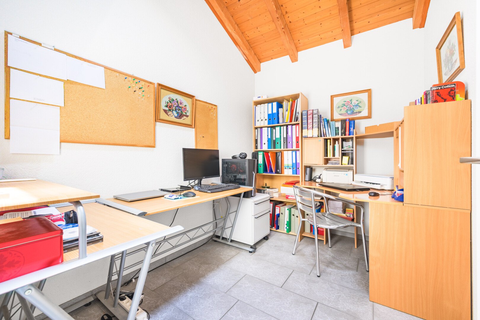 bureau avec espace bureau, plafond voûté, vaulted ceiling, cloison sèche, et drywall