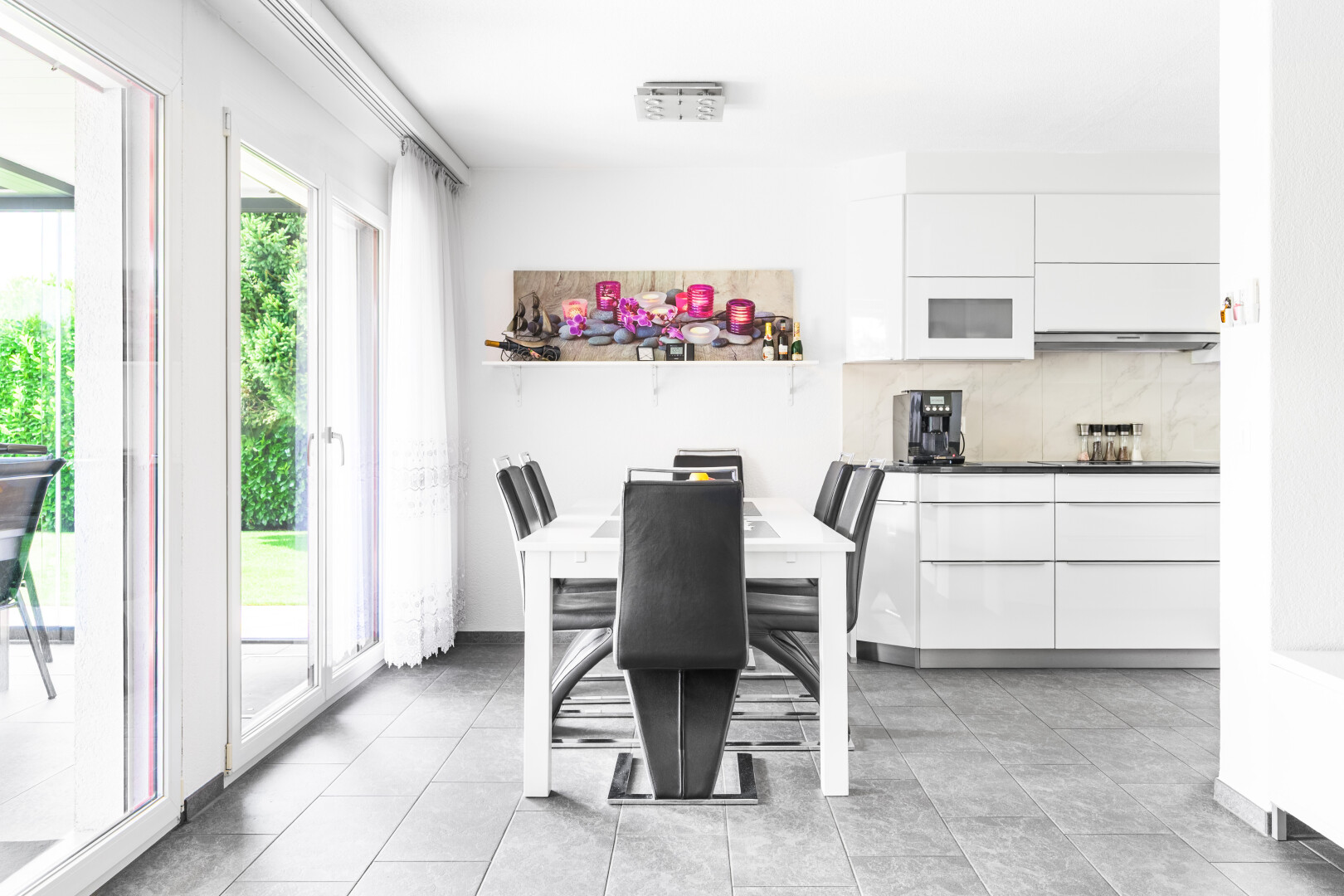 salle à manger avec natural light, lumière naturelle, inside property, drywall, et cloison sèche