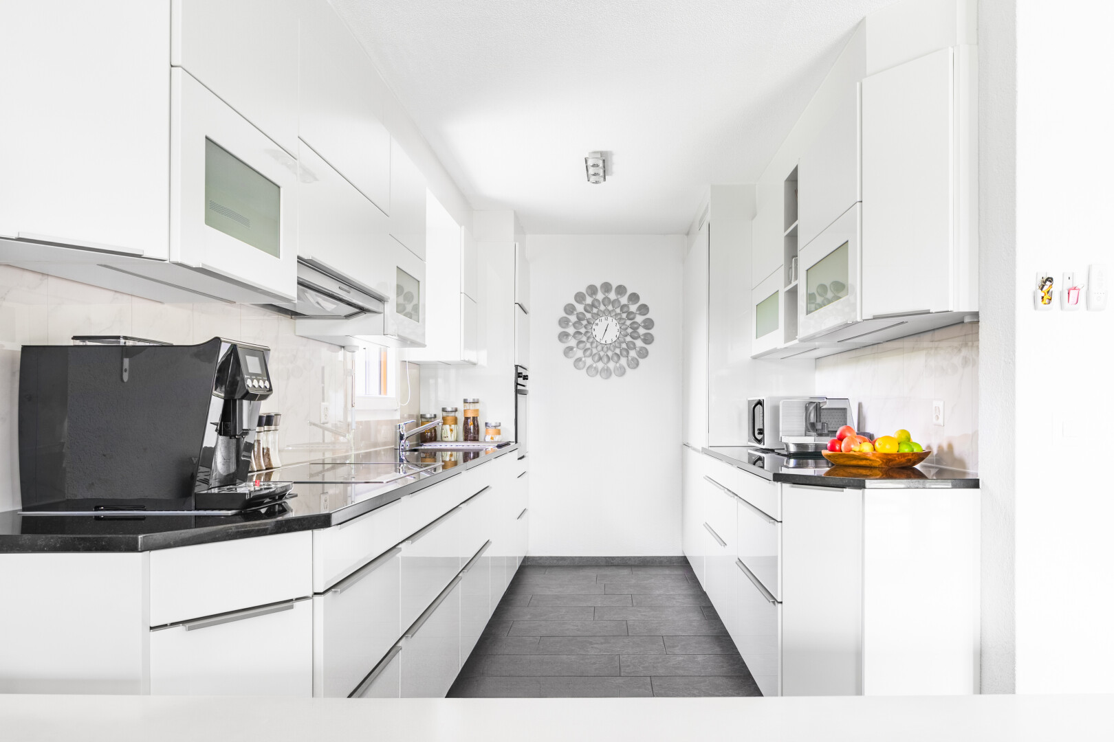 cuisine avec backsplash, dosseret, armoires à panneau plat, armoires blanches, et inside property