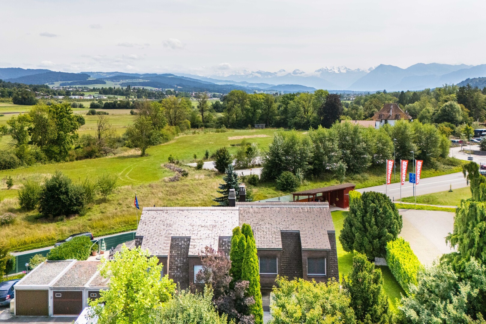 façade avec mountain view, vue sur la montagne, et property visible
