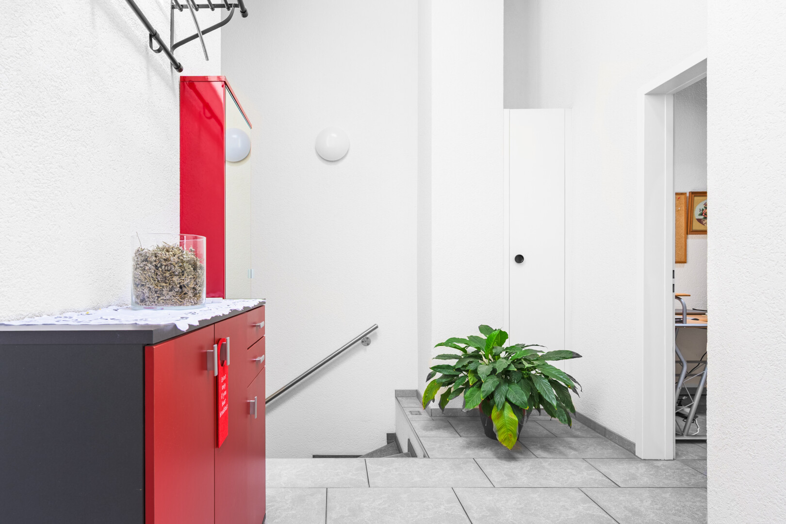 cuisine avec inside property, tile floor, sol en carrelage, et plans de travail en pierre