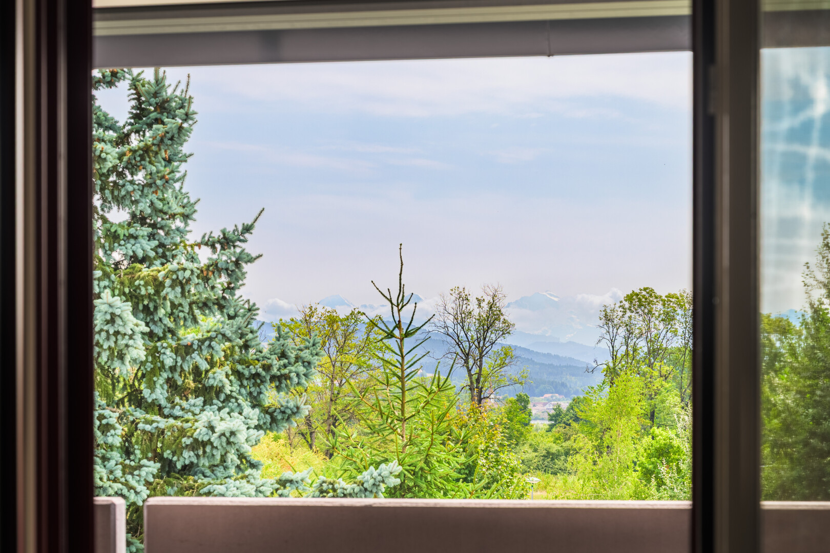 balcon avec inside property, balcon, day time, mountain view, et vue sur la montagne