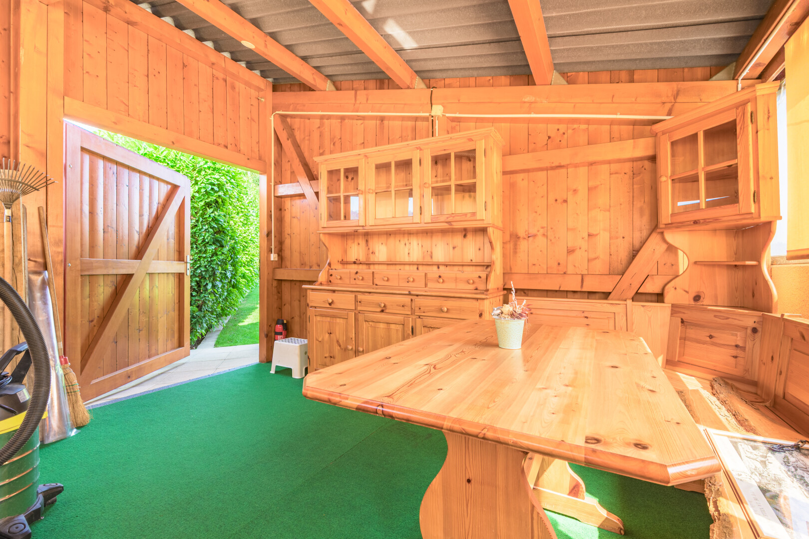 salle à manger avec wood wall, mur en bois, inside property, beamed ceiling, et plafond à poutres