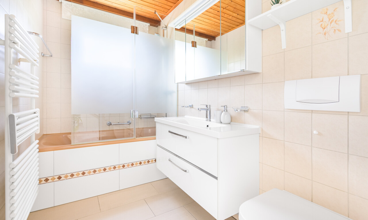 bad mit tile wall, fliesenwand, schminktisch, komplettes badezimmer, und handtuchwärmer