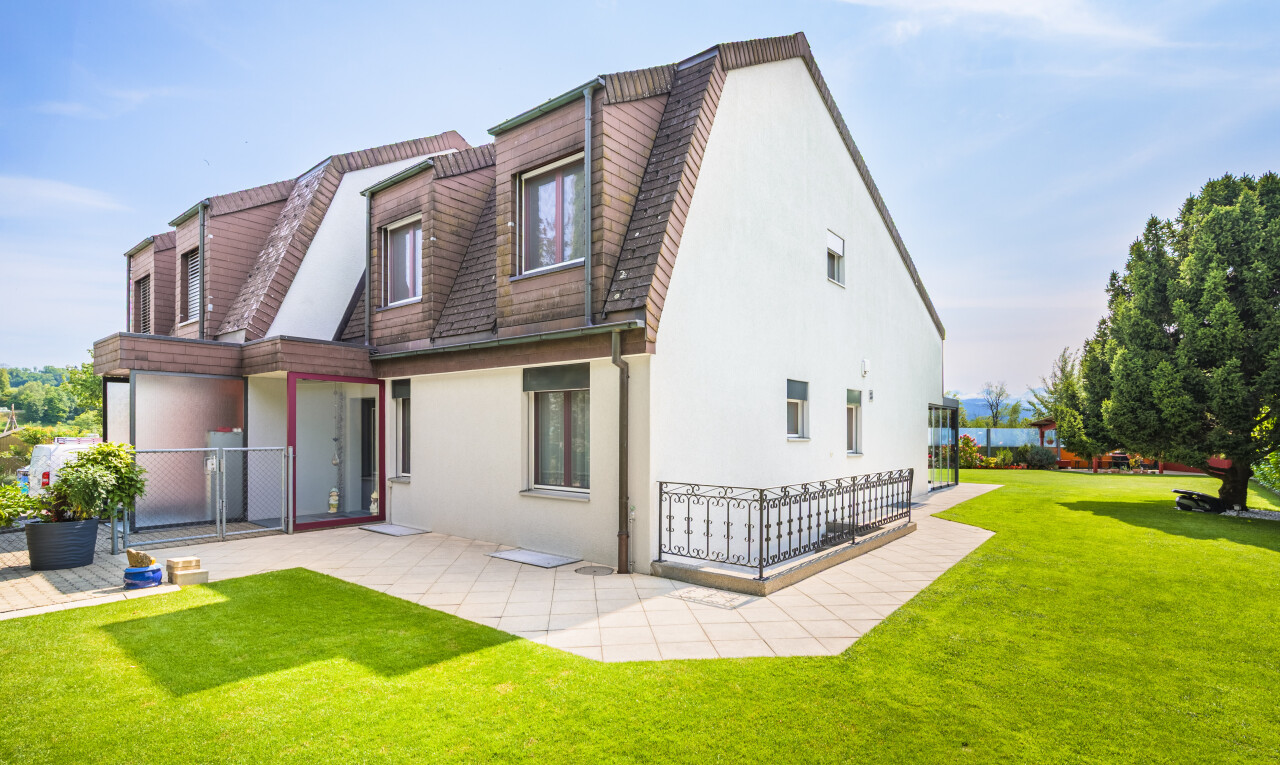 außenansicht mit dachgaube, property visible, day time, stuckverkleidung, und rasen