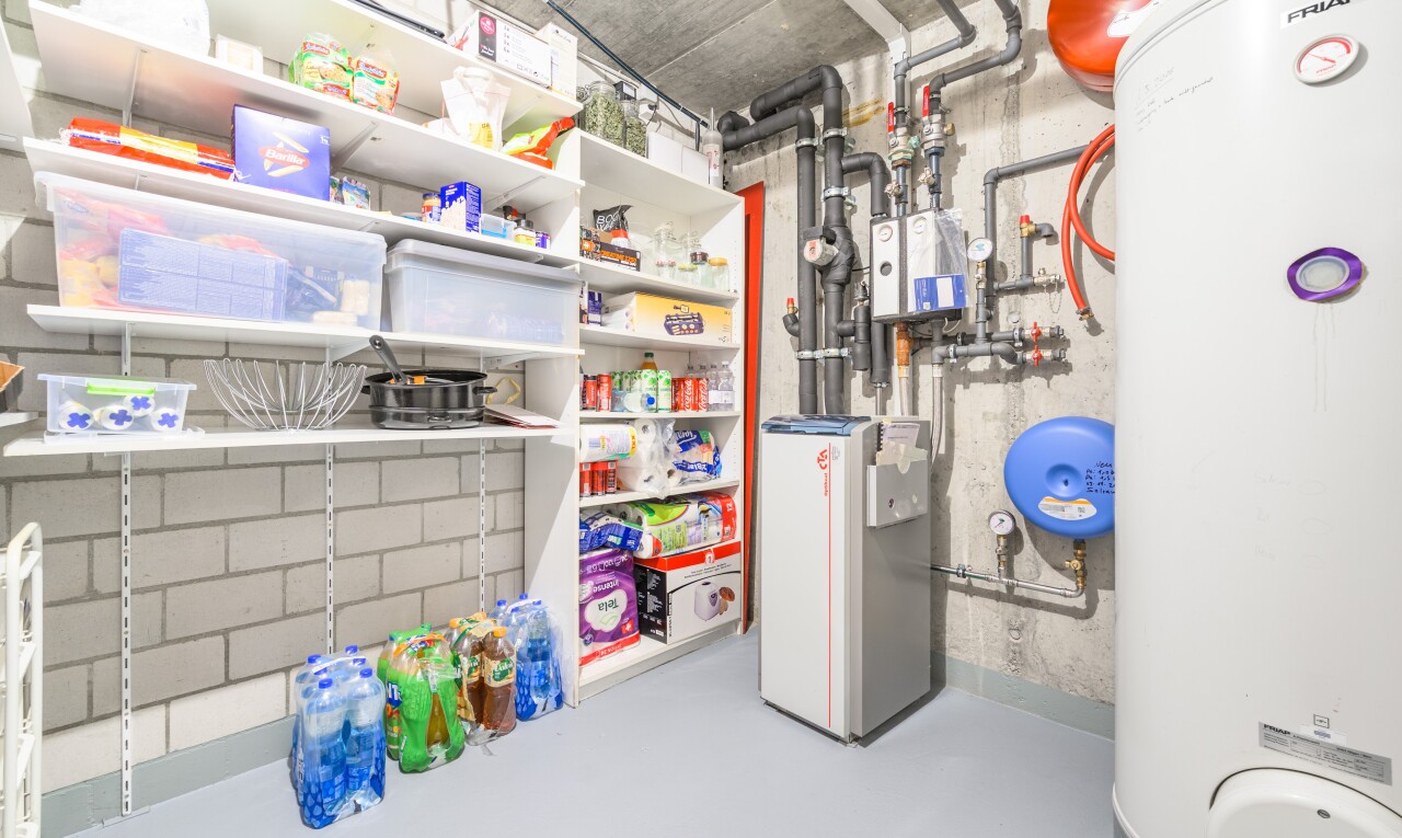 vorratskammer mit wasserkocher, wasserausdehnungsbehälter, und heizkessel