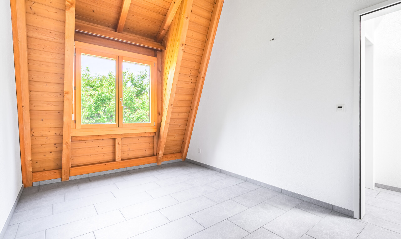 leerer raum mit balkendecke, beamed ceiling, holzdecke, wood ceiling, und inside property