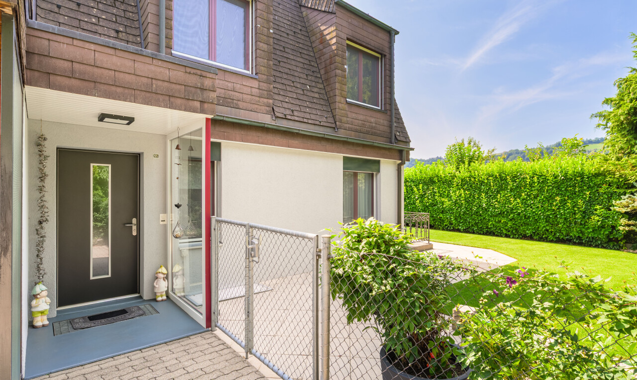 außenansicht mit property visible, schindeldach, tor, day time, und stuckverkleidung