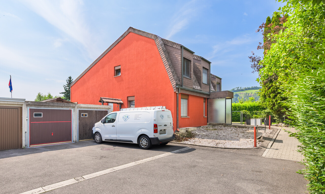 außenansicht mit dachgaube, krüppelwalmdach, day time, und property visible