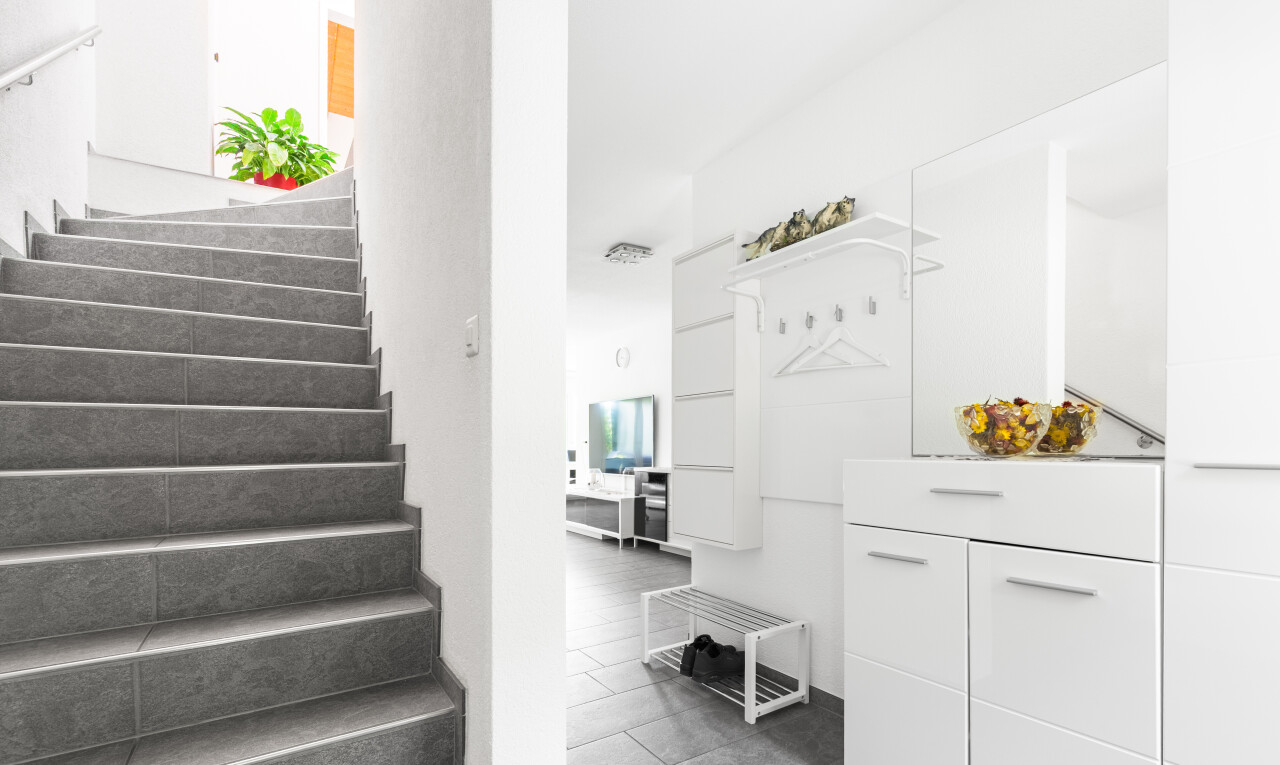 treppe mit treppen, drywall, inside property, gipskartonwand, und fernseher