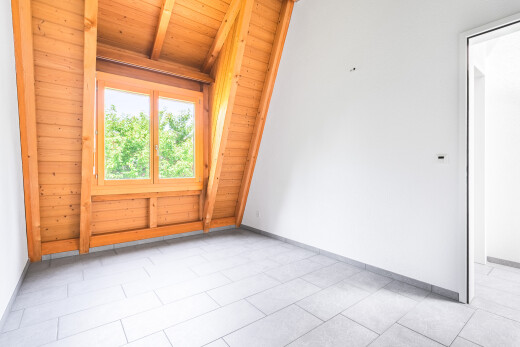 pièce vide avec plafond à poutres, beamed ceiling, plafond en bois, wood ceiling, et inside property