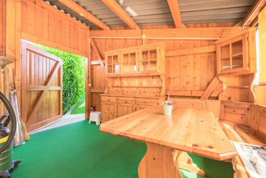 salle à manger avec wood wall, mur en bois, inside property, beamed ceiling, et plafond à poutres