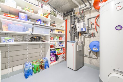 garde-manger avec chauffe-eau, réservoir d'expansion d'eau, et chaudière