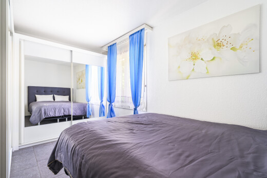 chambre avec inside property, tile floor, sol en carrelage, drywall, et natural light