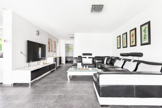 salon avec télévision, cloison sèche, drywall, inside property, et lumière naturelle