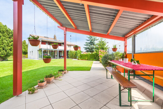 terrasse avec pelouse, terrasse, from property, et coin repas extérieur