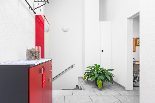cuisine avec inside property, tile floor, sol en carrelage, et plans de travail en pierre