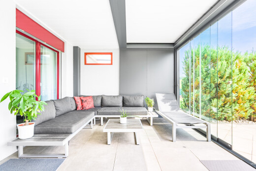 terrasse avec espace de vie extérieur, day time, et véranda