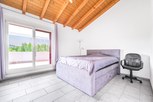chambre avec vaulted ceiling, plafond voûté, accès à l'extérieur, wood ceiling, et plafond en bois