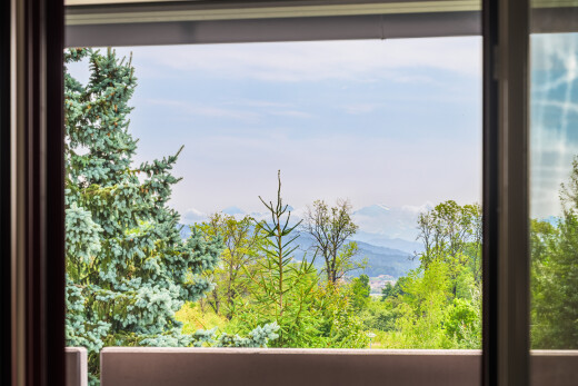 balcon avec inside property, balcon, day time, mountain view, et vue sur la montagne