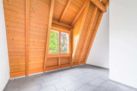pièce vide avec beamed ceiling, plafond à poutres, natural light, lumière naturelle, et wood ceiling
