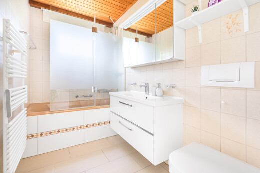 salle de bains avec tile wall, mur en carrelage, lavabo (ou coiffeuse selon le contexte), salle de bain complète, et chauffe-serviettes
