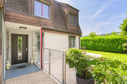 façade avec property visible, toit en bardeaux, portail, day time, et bardage en stuc