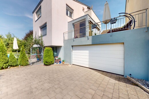 außenansicht mit stuckverkleidung, day time, property visible, balkon, und eingebaute garage