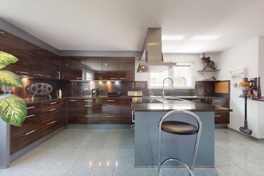 küche mit schränke mit flachen paneelen, dunstabzugshaube, natürliches licht, natural light, und inside property