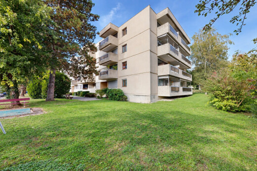 view of apartment building / complex