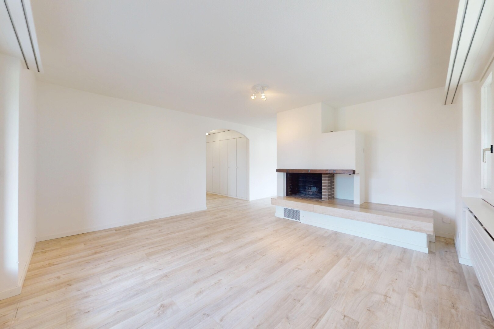 wohnzimmer mit holzfußboden, wood finish floor, gipskartonwand, drywall, und inside property