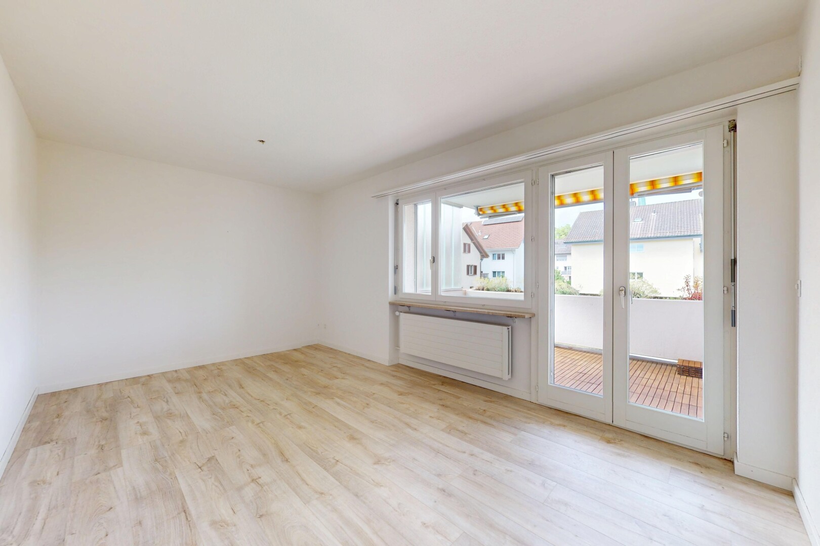 pièce vide avec lumière naturelle, natural light, sol en finition bois, wood finish floor, et inside property