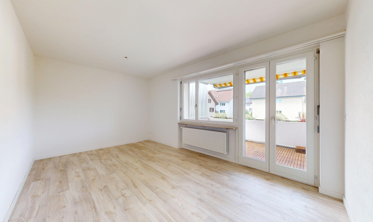 pièce vide avec lumière naturelle, natural light, sol en finition bois, wood finish floor, et inside property