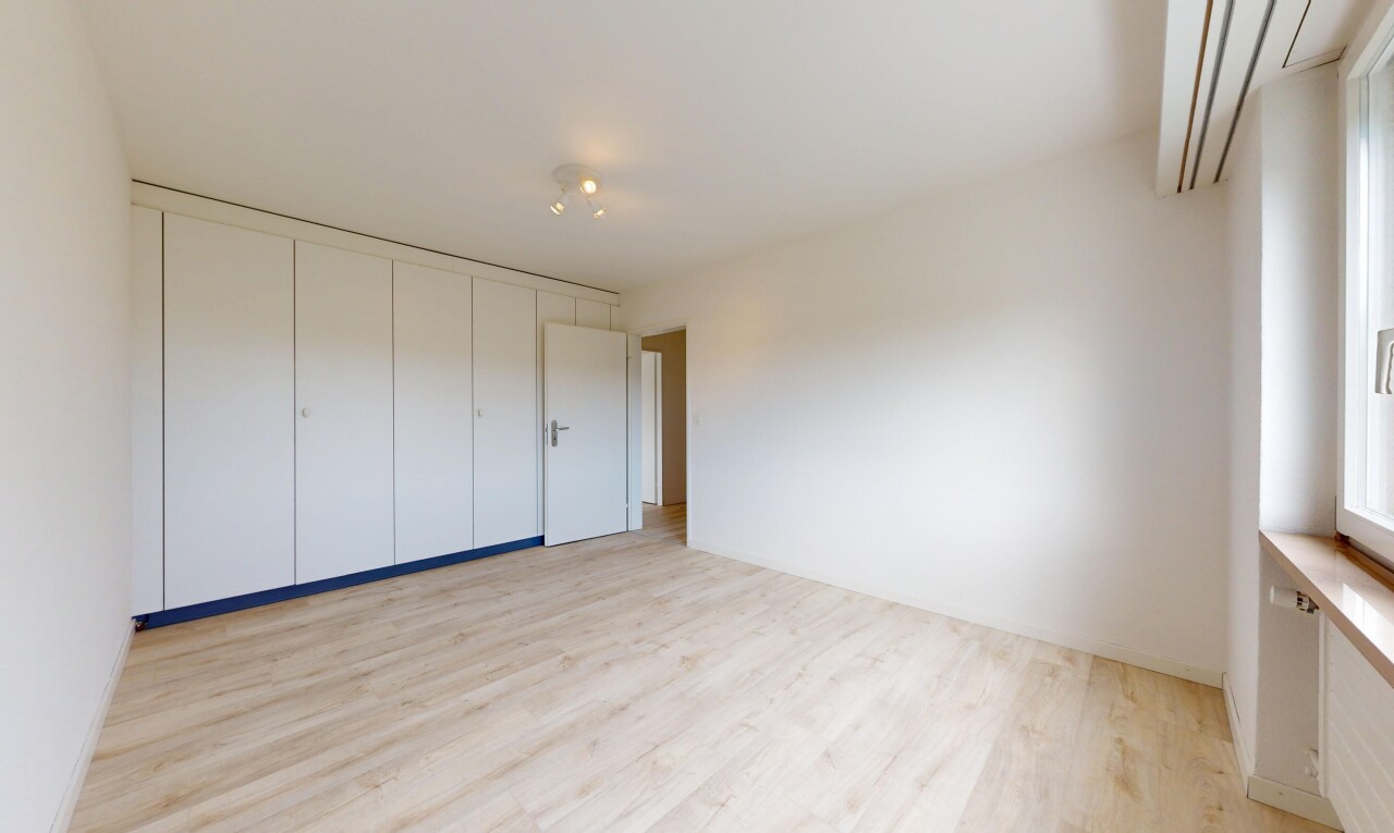 pièce vide avec sol en finition bois, wood finish floor, inside property, cloison sèche, et drywall