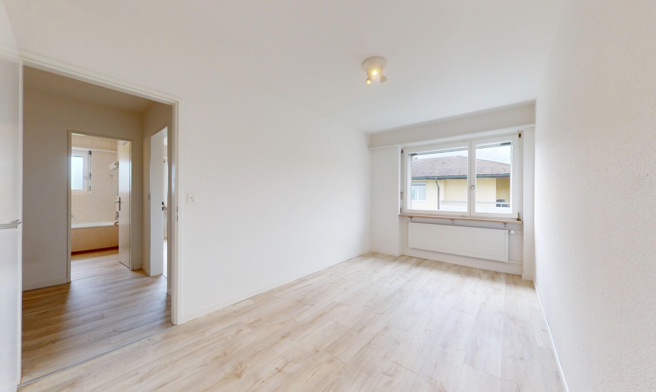pièce vide avec sol en finition bois, wood finish floor, inside property, lumière naturelle, et natural light