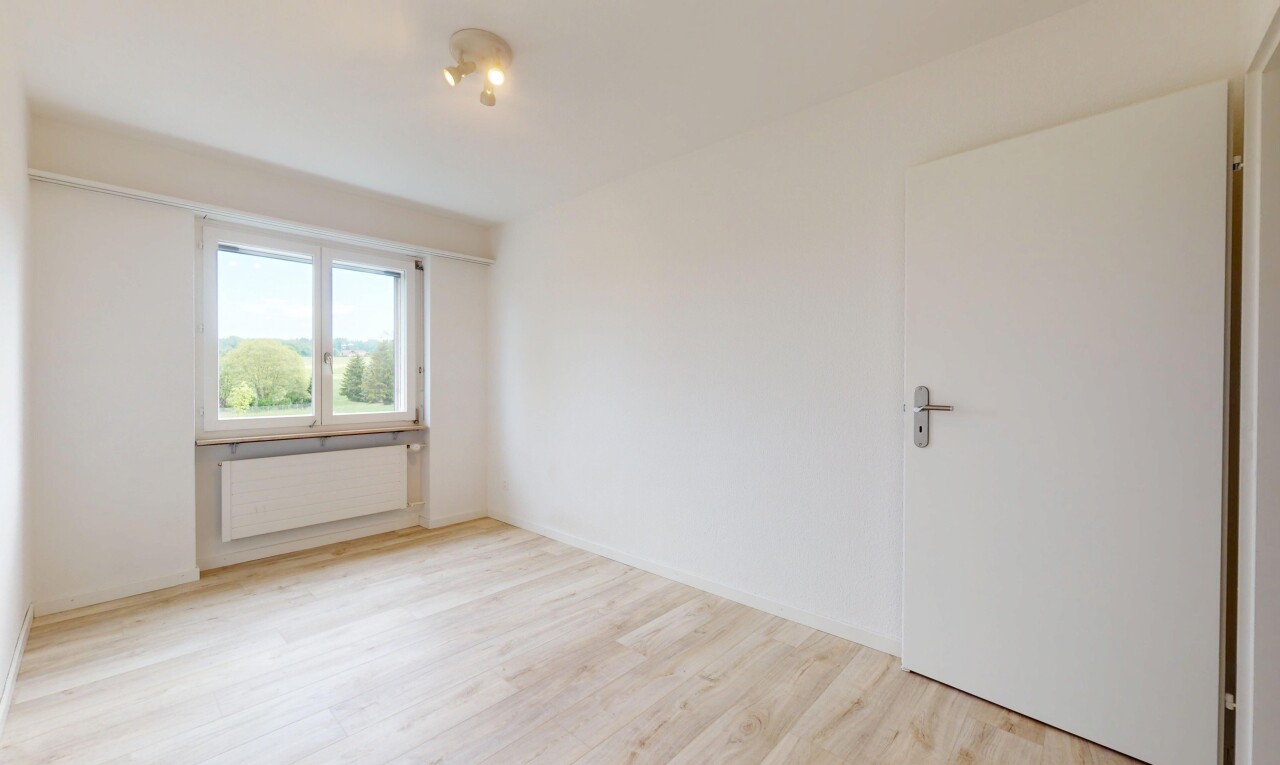 pièce vide avec inside property, sol en finition bois, wood finish floor, lumière naturelle, et natural light