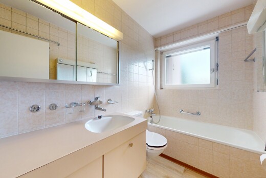 full bathroom featuring toilet, tile walls, vanity, tiled shower / bath combo, and tasteful backsplash