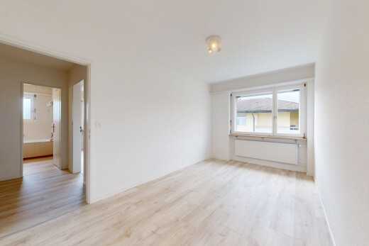 pièce vide avec sol en finition bois, wood finish floor, inside property, lumière naturelle, et natural light