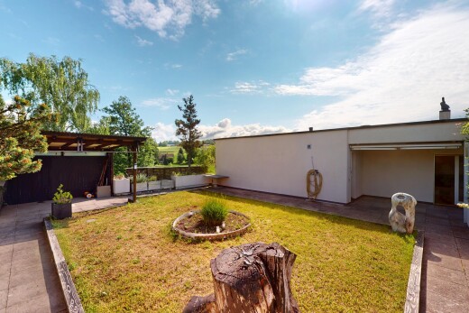 garten mit terrasse, rasen, day time, und from property