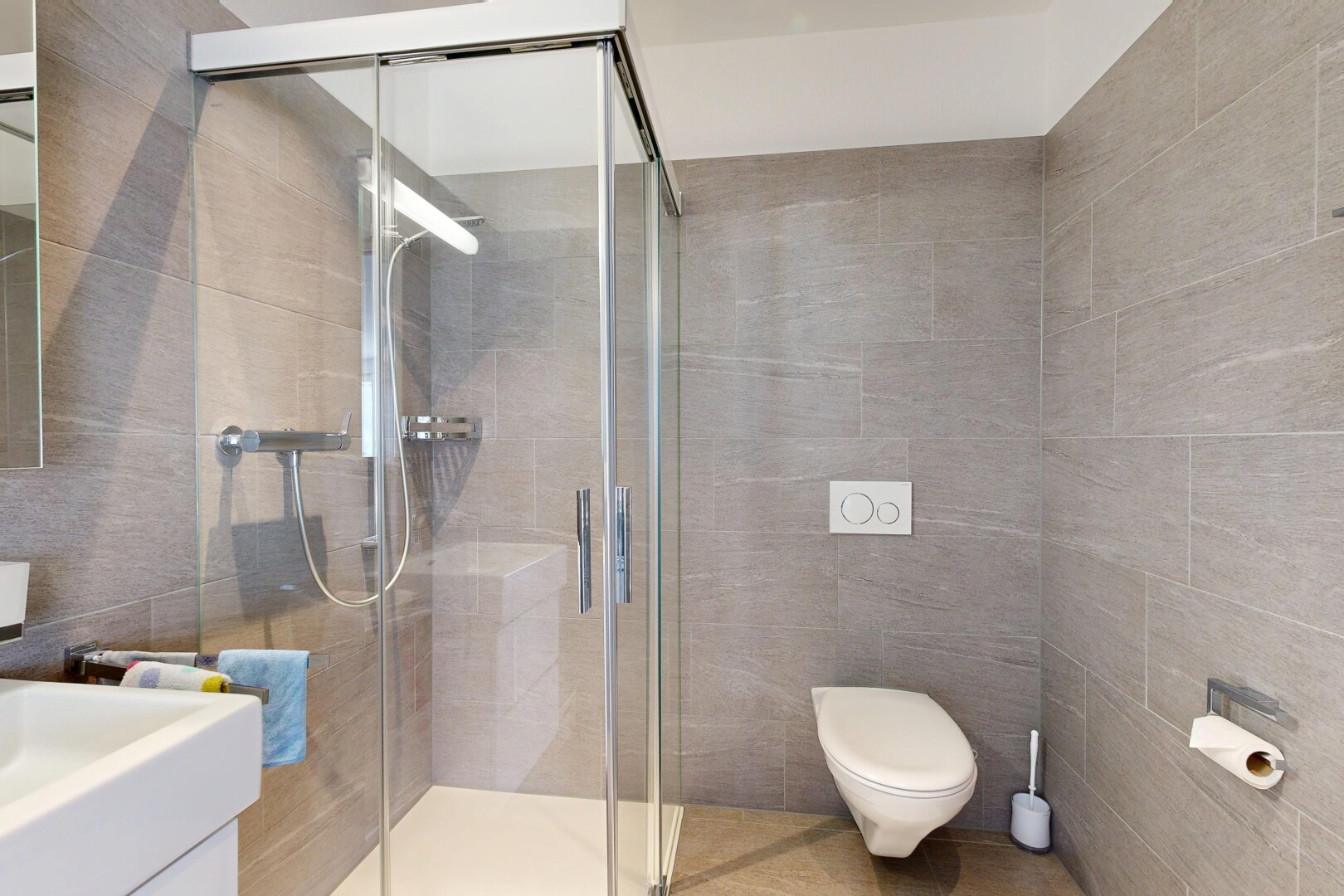 bad mit tile wall, fliesenwand, dusche, komplettes badezimmer, und schminktisch