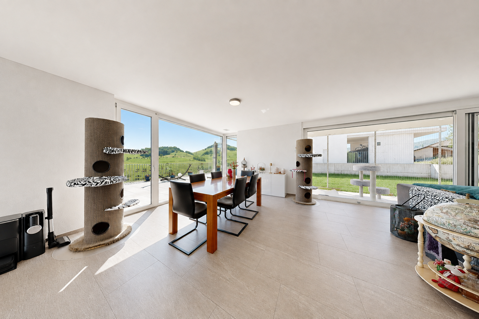 esszimmer mit floor ceiling windows, inside property, drywall, gipskartonwand, und day time