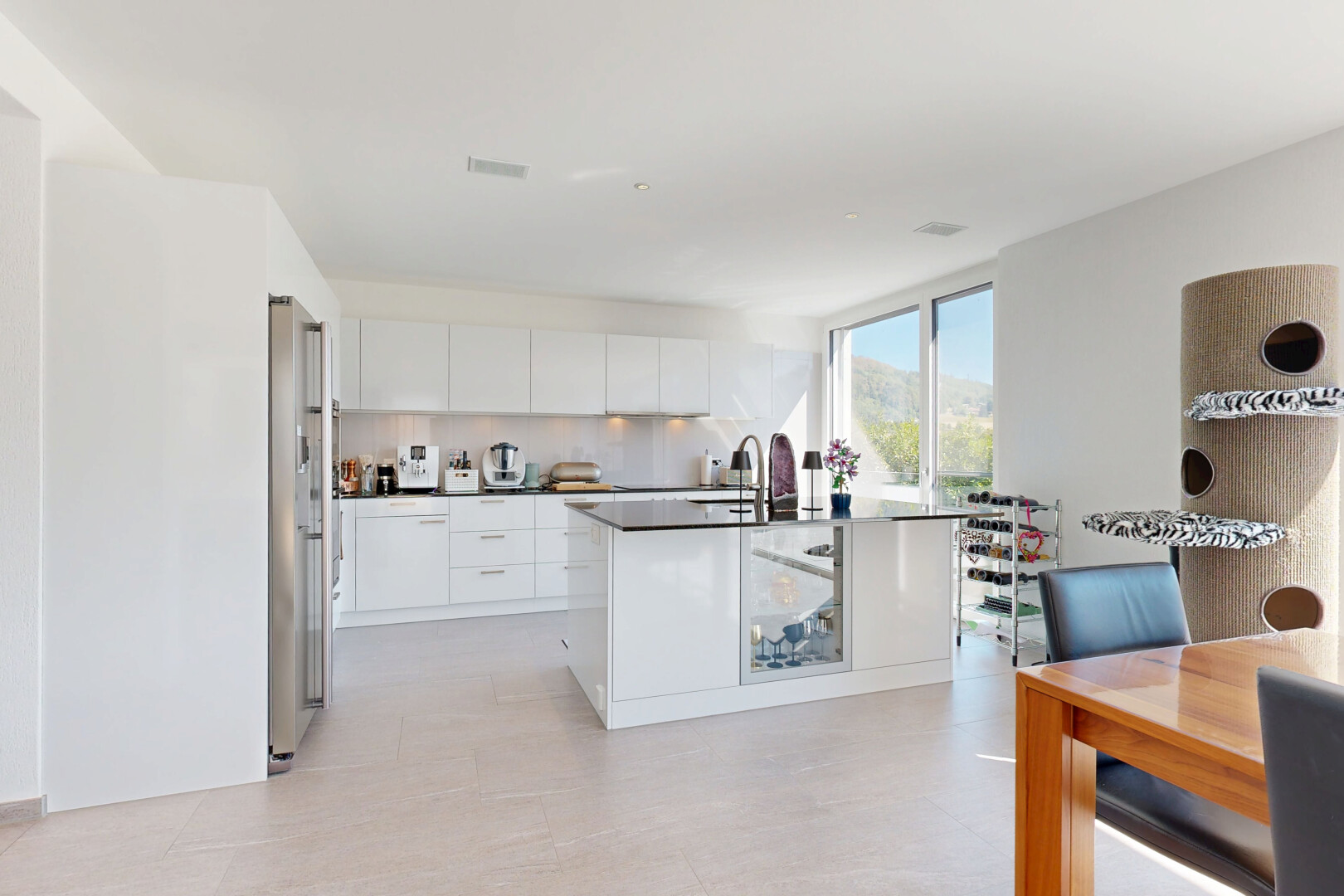 küche mit light floor, flat panel cabinets, schränke mit flachen paneelen, full kitchen, und l shaped kitchen