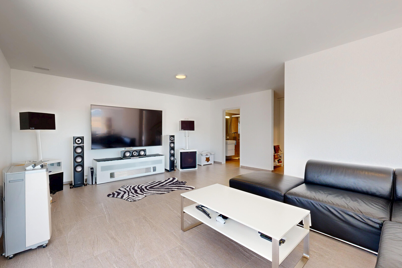 wohnzimmer mit fernseher, drywall, gipskartonwand, einbauleuchten, und wood finish floor