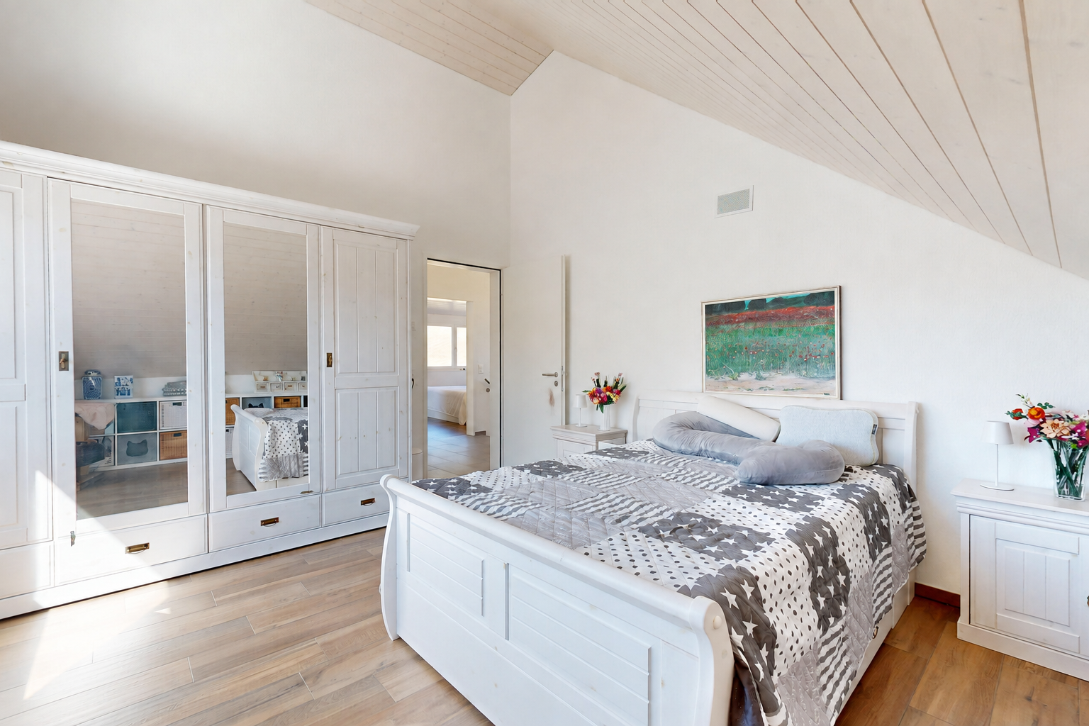 zimmer / schlafzimmer mit hohe decke, high ceiling, dachschräge, vaulted ceiling, und gipskartonwand