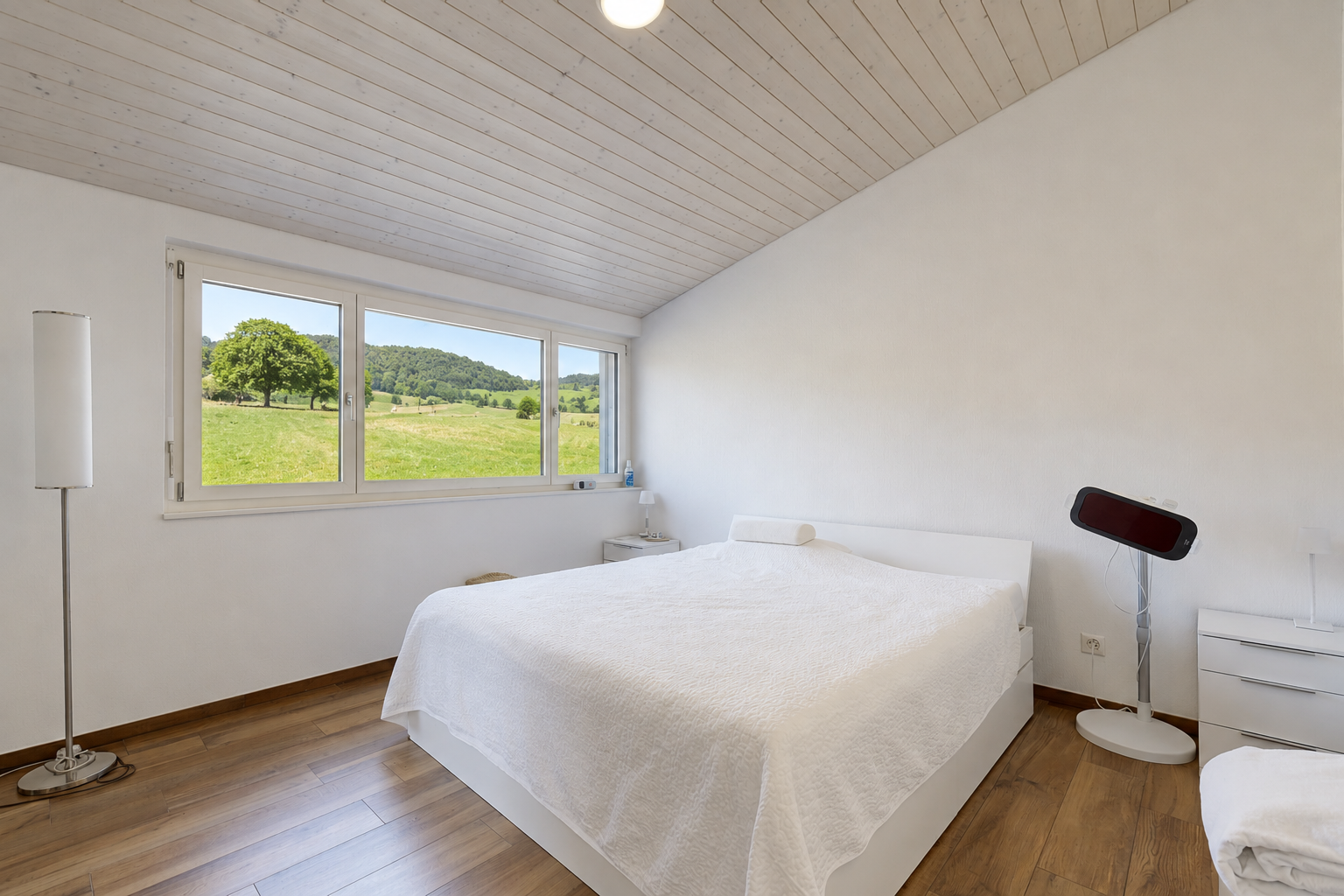 zimmer / schlafzimmer mit dachschräge, vaulted ceiling, holzfußboden, wood finish floor, und holzdecke