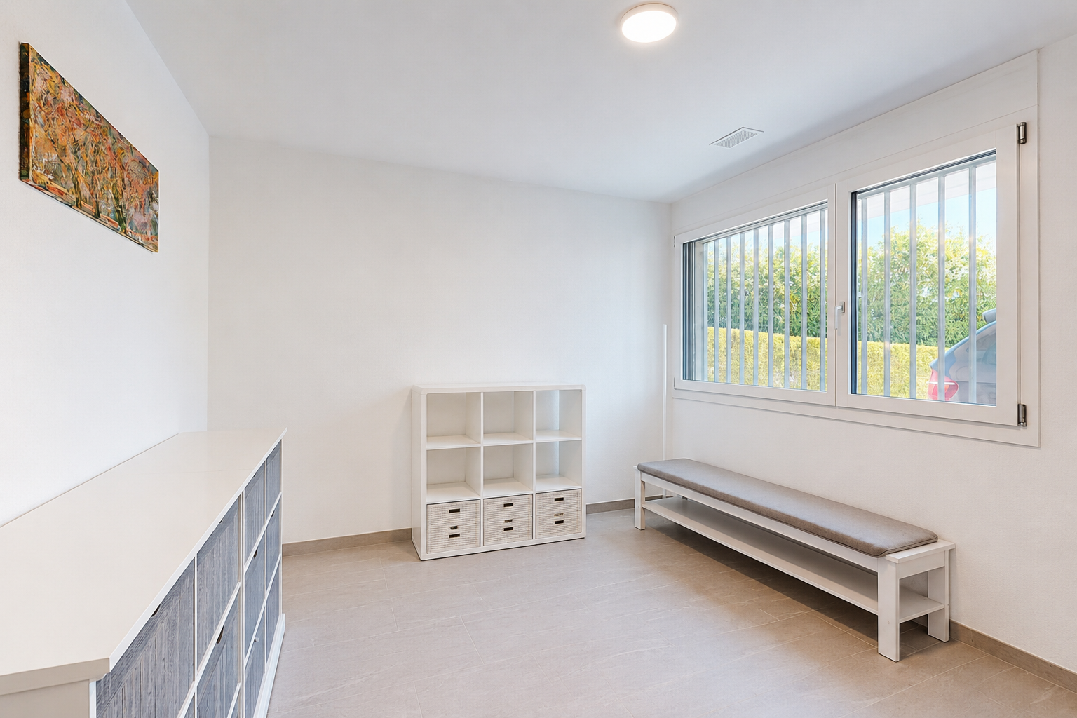 zimmer / schlafzimmer mit gipskartonwand, drywall, light floor, inside property, und sockelleisten