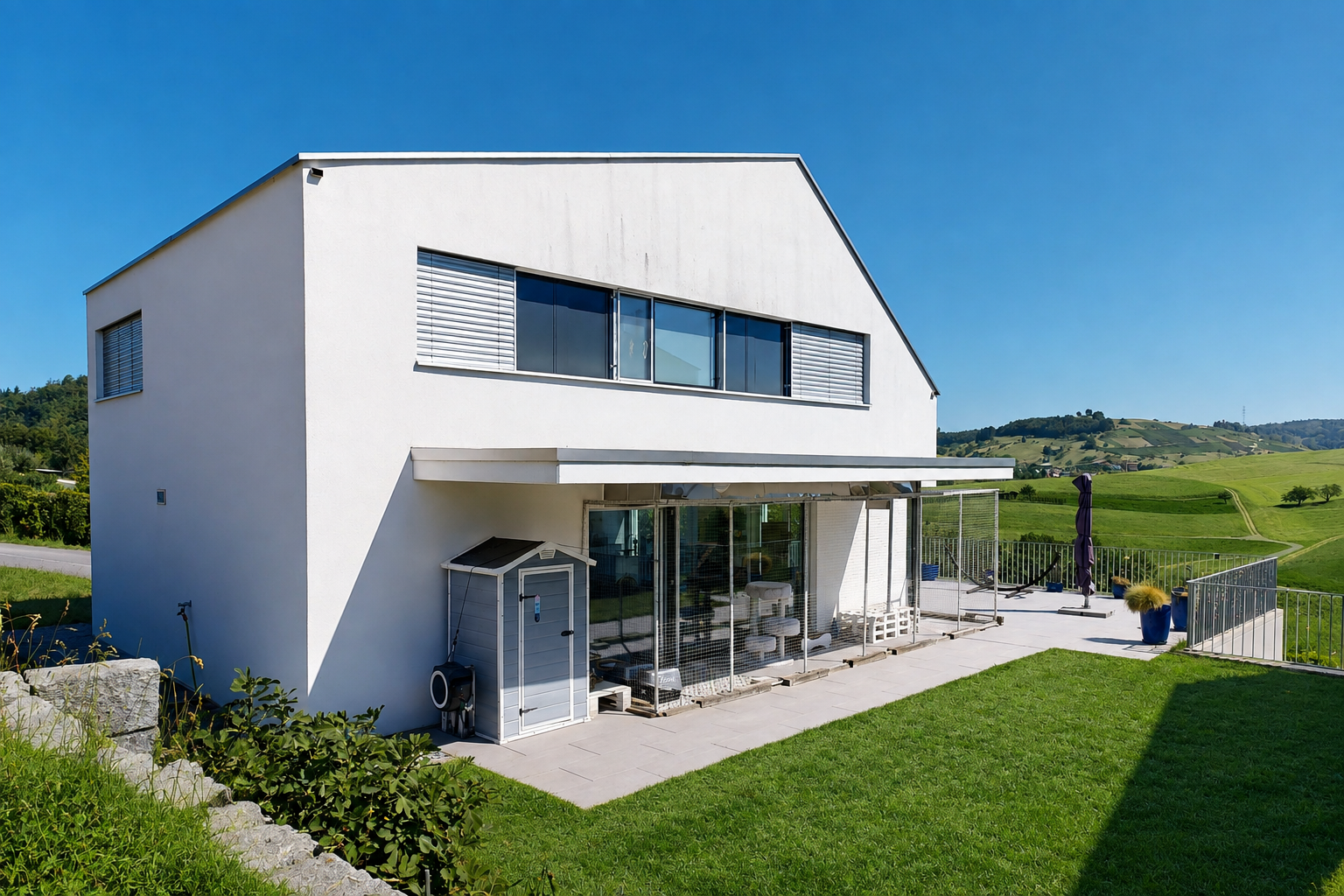 außenansicht mit rasen, zaun, stuckverkleidung, terrasse, und property visible